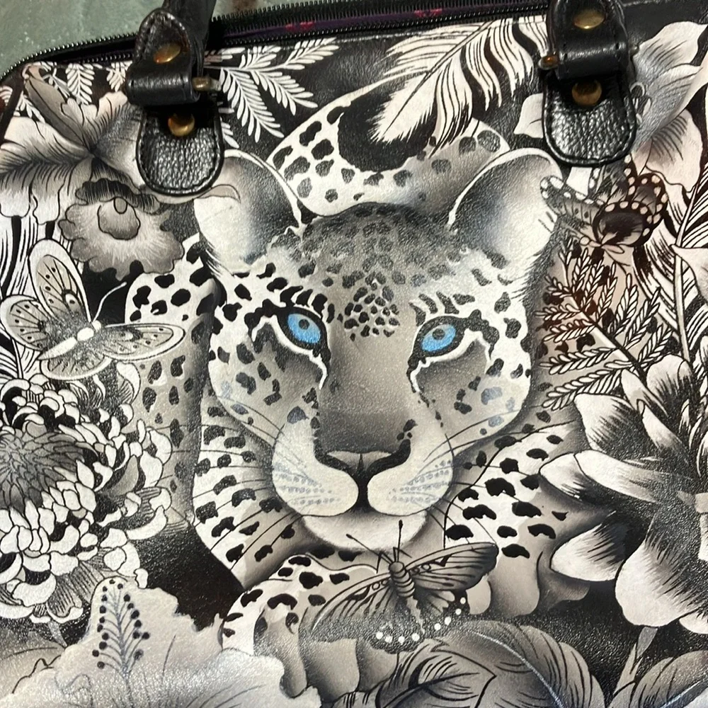 Anushka zip around satchel Cleopatra’s leopard - Picture 9 of 16